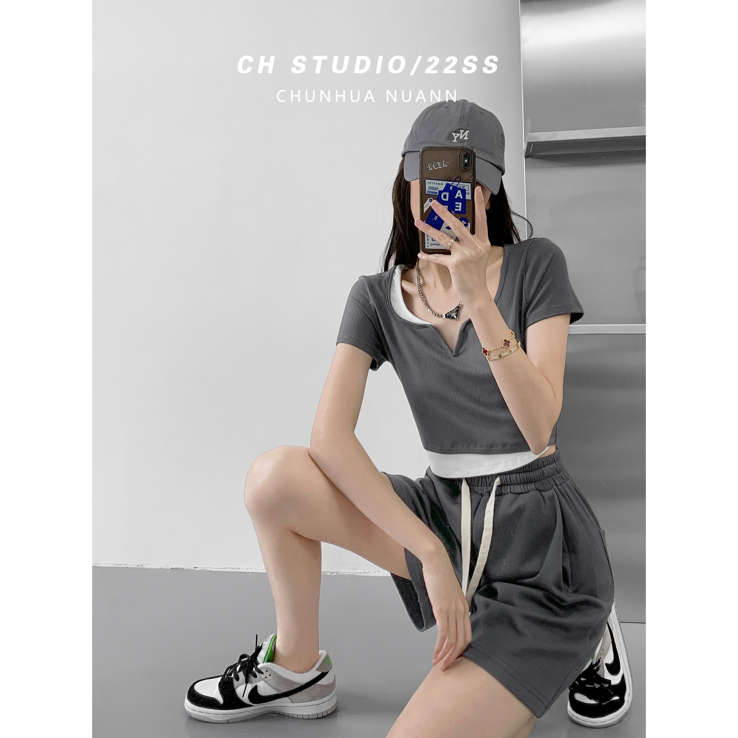 Contrast color age reduction fake two-piece folding short sleeved T-shirt women's summer sweet cool small V-neck bottomed shirt short thin top fashion