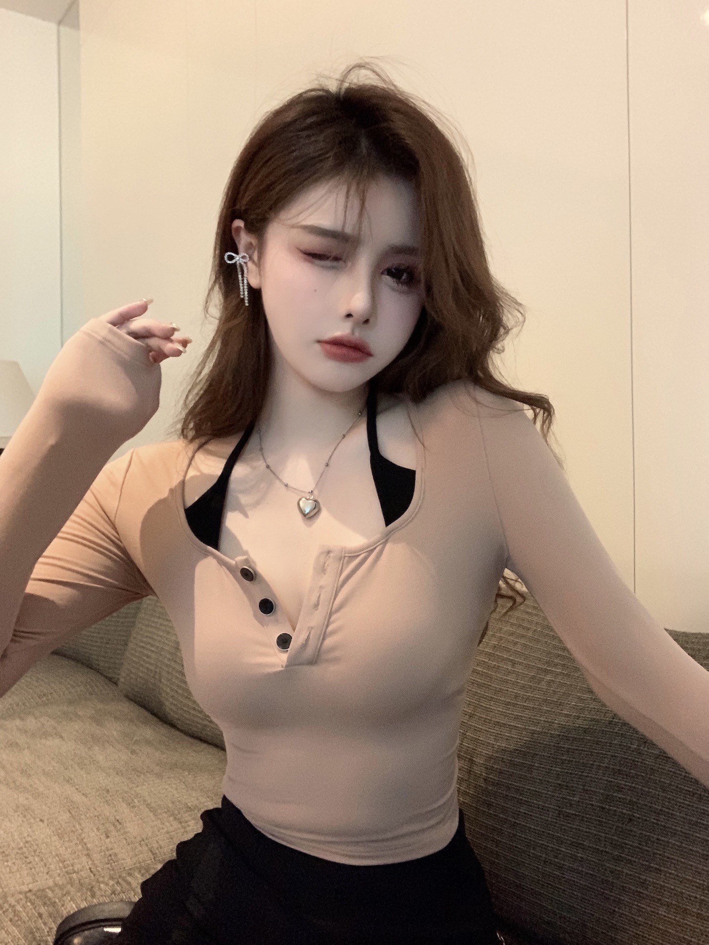 Real price T-shirt women's short tight fake two long sleeved bottom shirt, autumn and winter design sense, niche top