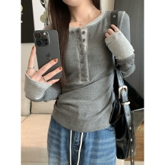 Actual shot of autumn and winter Korean style slim-fitting patchwork with contrasting buttons and topstitching, elegant design long-sleeved T-shirt with inner top