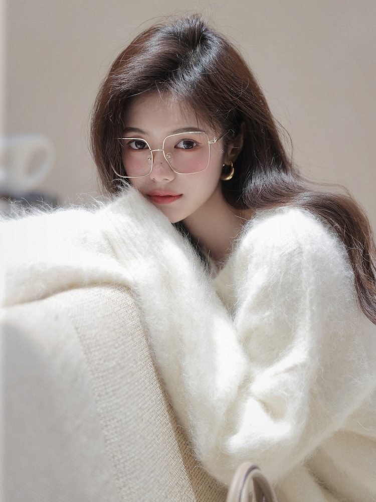 Plums are ripe alpaca wool round neck white knitted sweater long-sleeved sweater women's lazy high-end autumn and winter women 2022 new