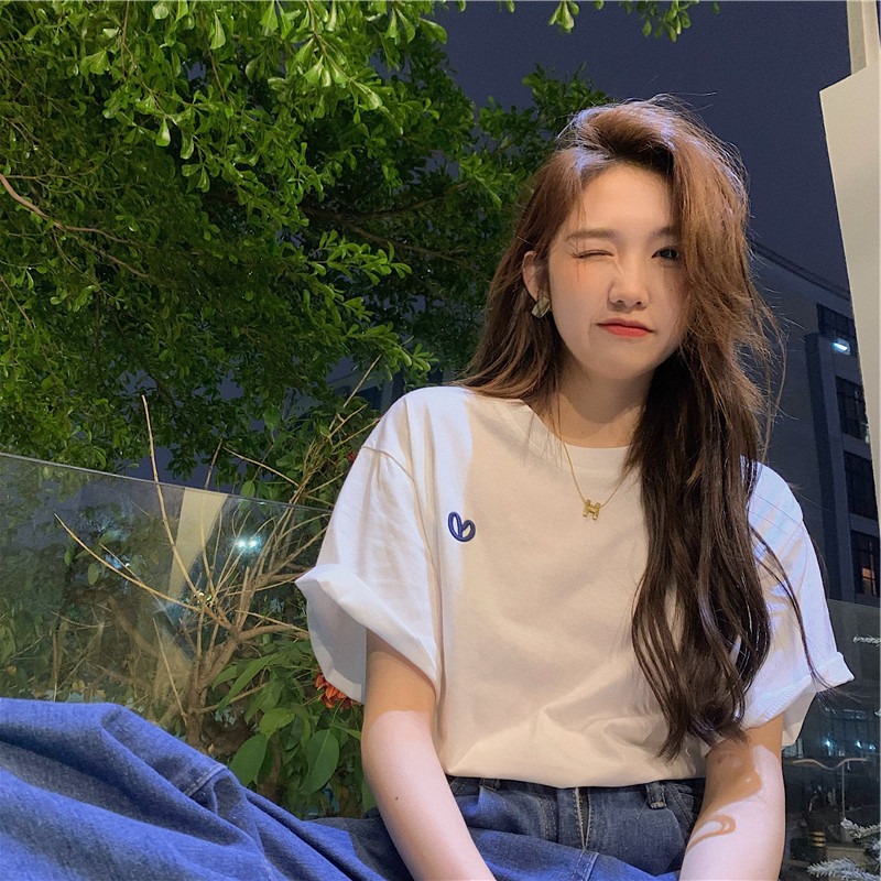 White short sleeve T-shirt women's summer 2022 new embroidery simple design loose bottomed Shirt Top