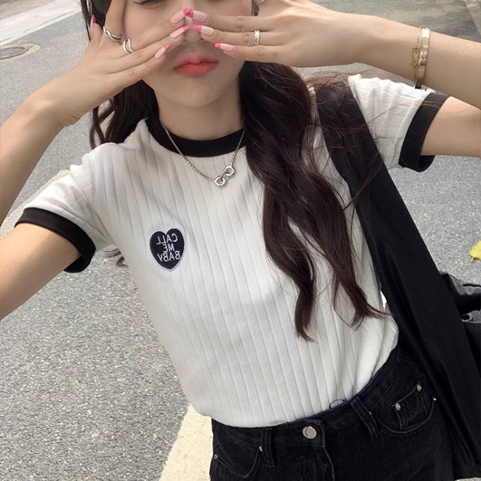 White short-sleeved t-shirt women's slim fit and contrast color 2023 summer new design sense half-sleeved front shoulder t-shirt top