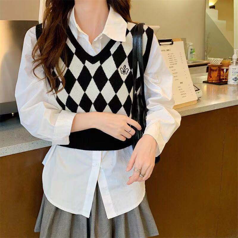 2021 Lingge waistcoat women's wear new retro overlapping knitted vest in spring and autumn and short waistcoat