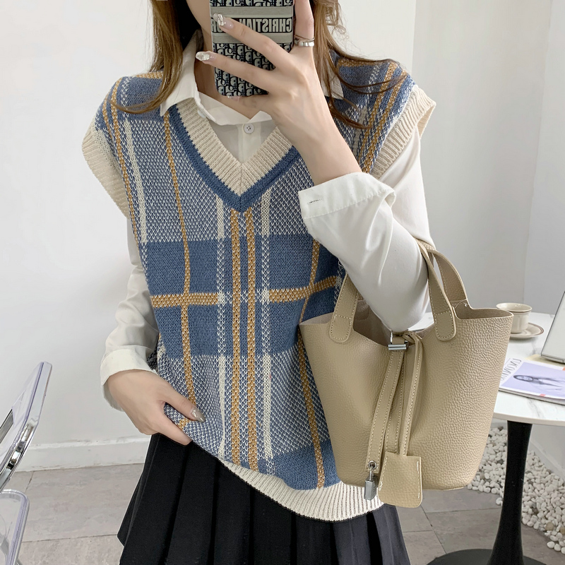 Real shot 2022 Korean ins autumn winter Vintage Plaid V-Neck Sweater Vest overlay knit vest loose bottomed female