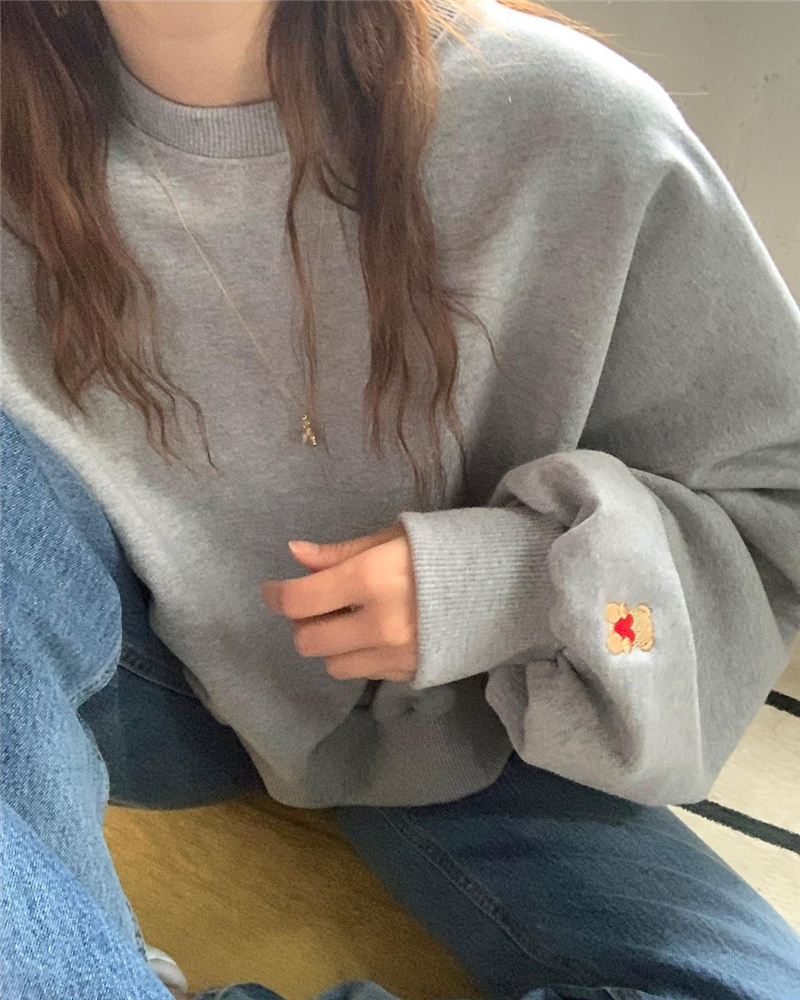 Protected proportion super good solid color cuff embroidery bear loose short sweater Korean autumn and winter women