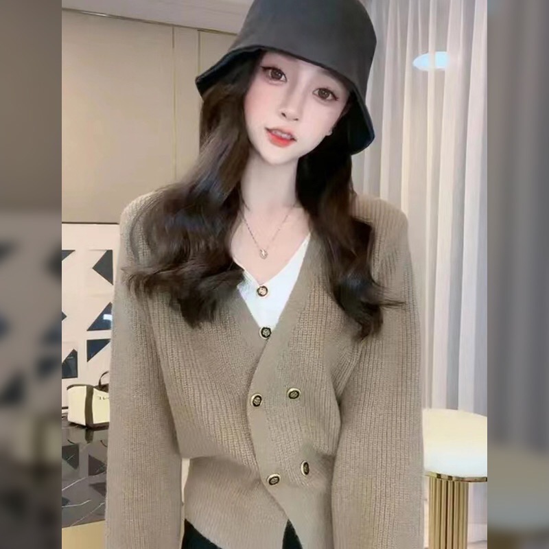 Autumn and winter new style V-neck lazy double-breasted sweater women's design sense fake two-piece cardigan top is thin and versatile