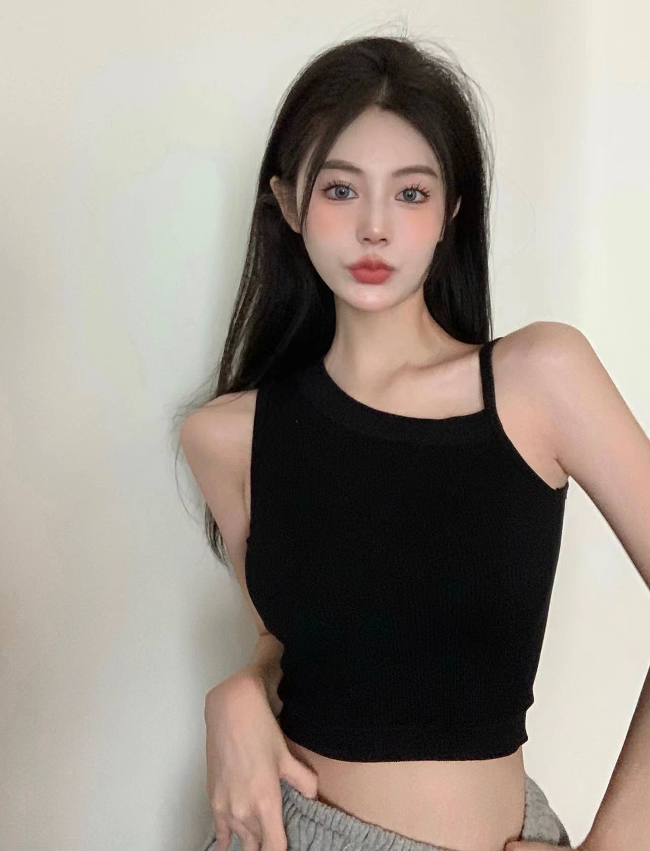 Solid color suspender vest women's 2022 summer design sense of spice girl sexy outer wear diagonal shoulder short open navel bottomed top