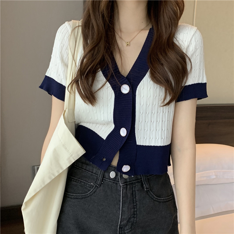 The new Korean version of the small loose V-neck color contrast short top cardigan female C1380203 icy silk
