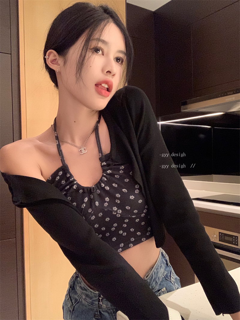 Real shot real price Hot girl sexy floral hanging neck small suspenders short style inside and outside vest + all-match knitted cardigan