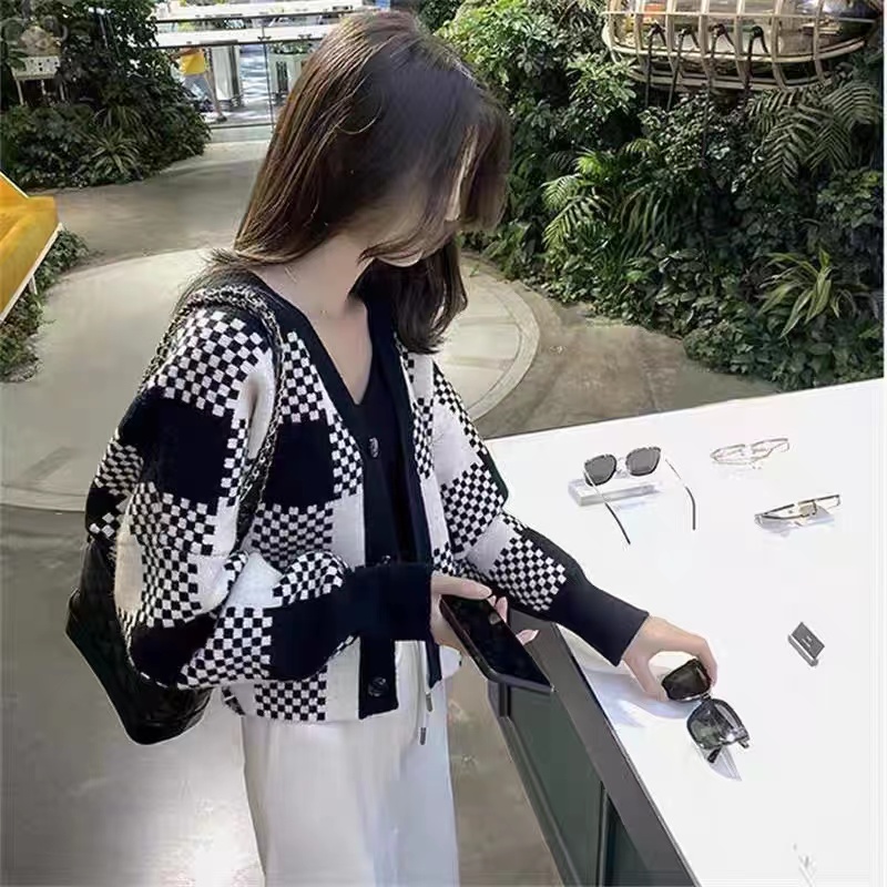 New 2022 autumn / winter wear chic top ins women's lazy wind sweater v-neck short knit cardigan coat