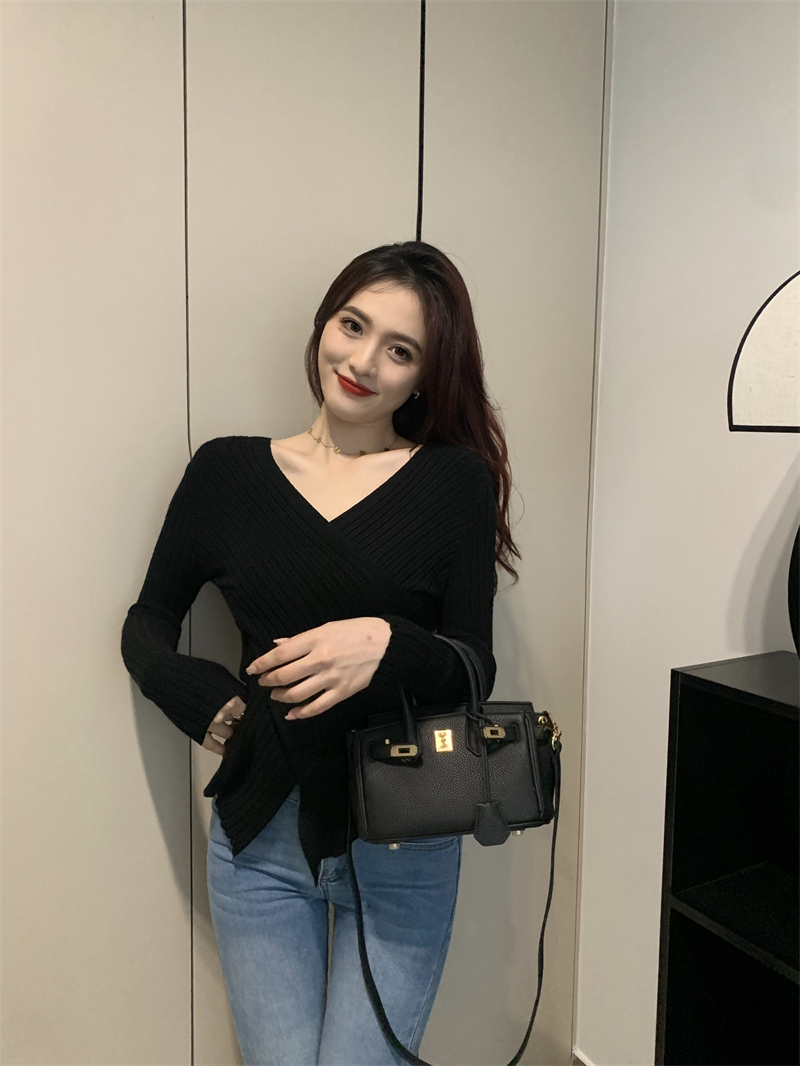 Real price real price Autumn cross V-neck knitted inside with niche design, slim fit and irregular sweater
