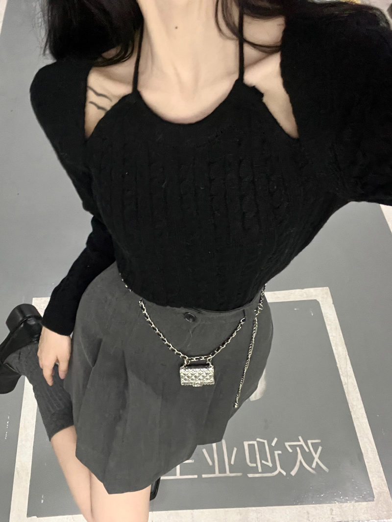 Short off-shoulder sweet and spicy sweater for women in autumn and winter with French design for niche hot girls to wear with knitted bottoming shirt top