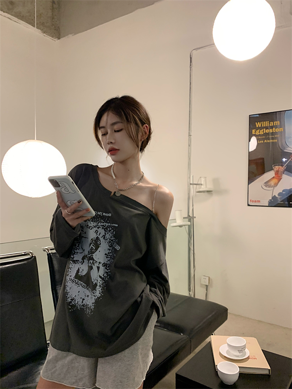 Real price ~ design chain diagonal shoulder off shoulder printed long sleeve T-shirt women's loose sweet and spicy American retro top