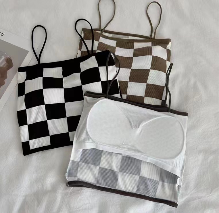 The new niche chessboard is built with a small suspender in the grid, and the student's bra vest is gathered with a chest cushion to wrap the chest