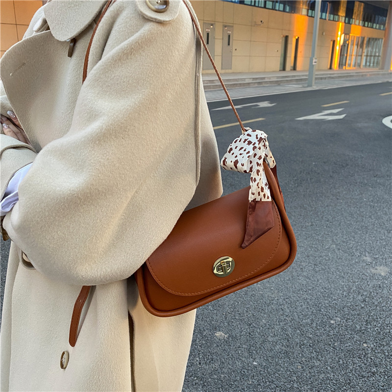 Foreign style bag women's 2022 new fashion sense buckle messenger bag simple leisure one shoulder small square bag
