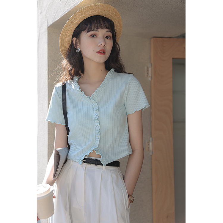 Real shot knitted short sleeved T-shirt women's short French retro V-neck fungus lace slim top new in summer 2022