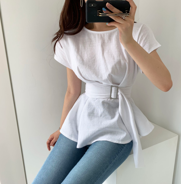 A slim shirt with a small Ruffle hem and a thin belt