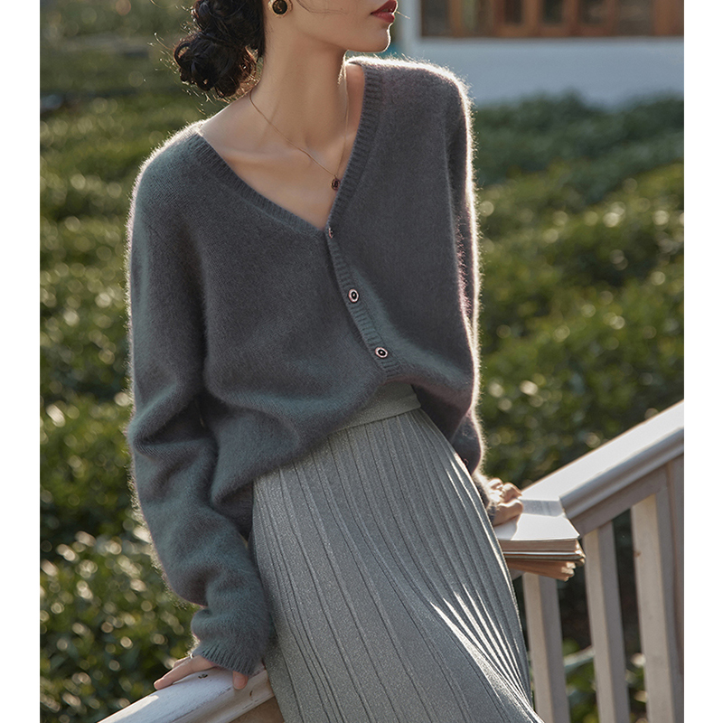 2023 spring new red v-neck sweater cardigan jacket female design sense niche short knitted top outer wear
