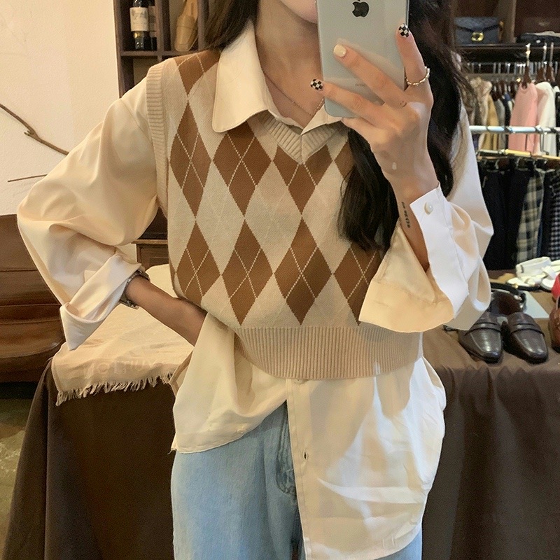 2021 New Vintage overlapping knitted vest waistcoat V-neck Lingge vest for women in spring and Autumn