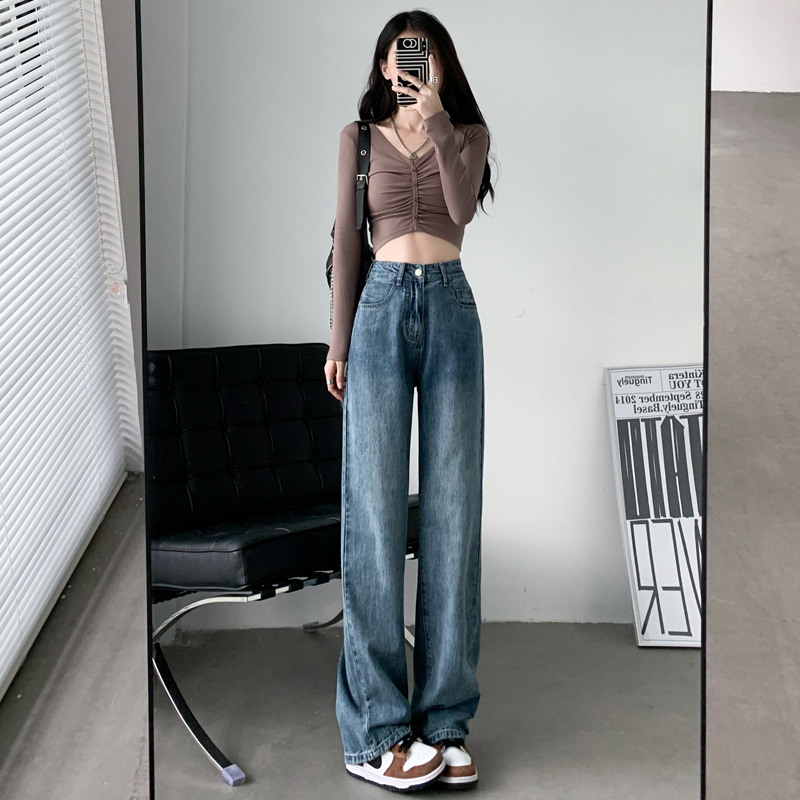 Real shot of high-waisted straight-leg jeans for women, slimming, loose-fitting wide-leg pants, designed for small people, drapey floor-length pants
