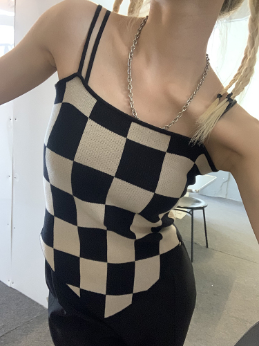 Hongren Pavilion suspender vest women's inner knitting design sense, a small number of people wear spring and autumn chessboard style Spice Girls bottoming top