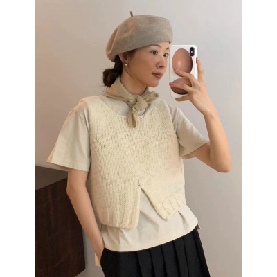 South Korea's Dongdaemun 2023 Spring New Outerwear Versatile Design Sense Small Short Slit Knitted Vest Women's Fashion