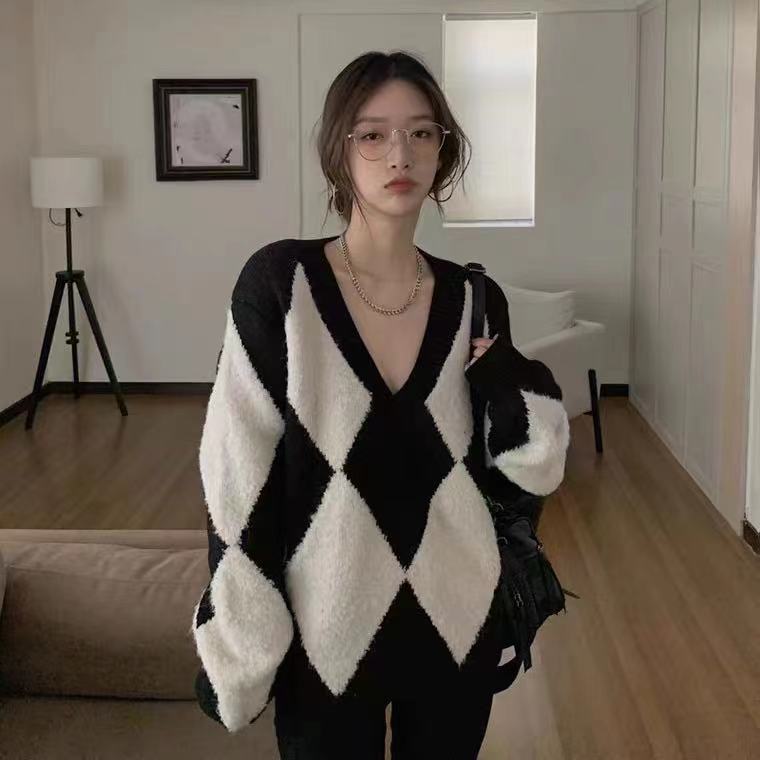 Early autumn sweater women's 2021 new lazy style V-neck black and white diamond check contrast color, wear large loose top