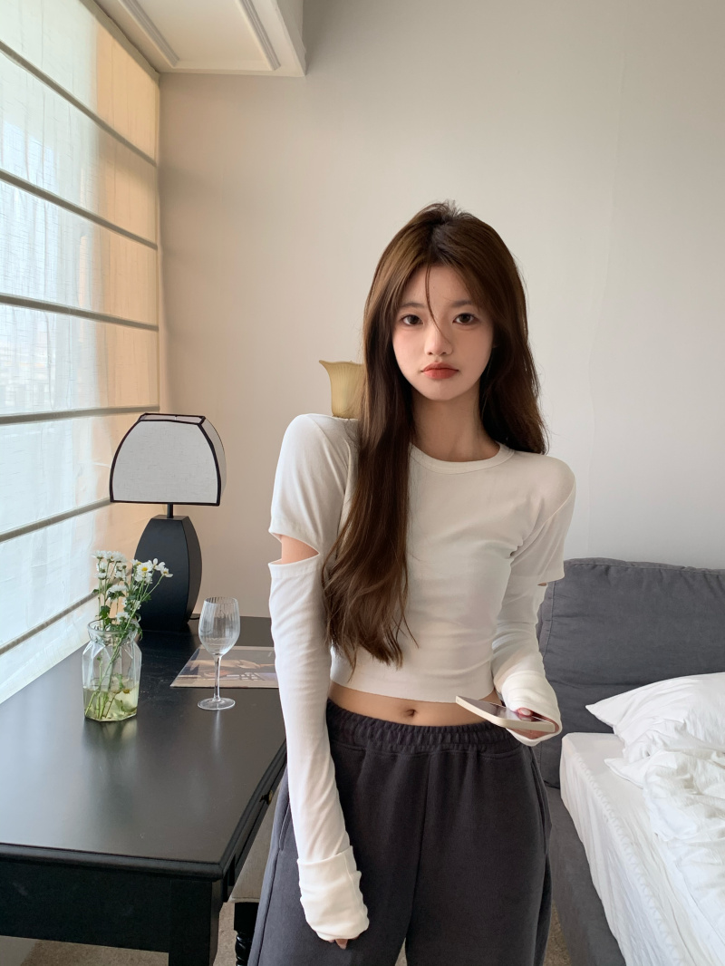 Real shooting and real price ~ Korean spring new round neck slim fitting short coat with holes solid color bottomed T-shirt