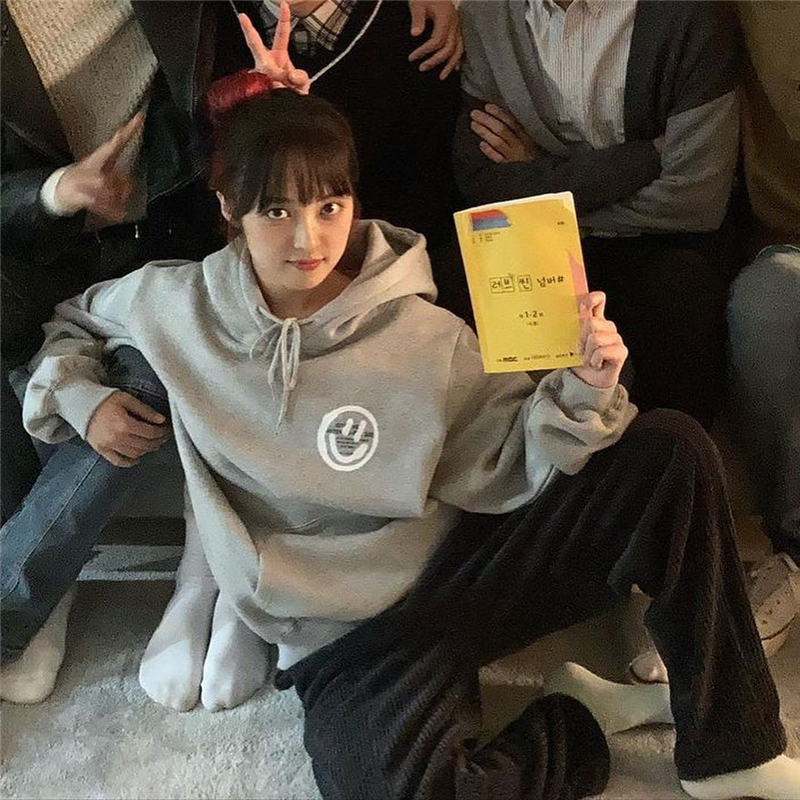 Jinbaola has been protected. The same cute vitality smiling face front and back pattern Hoodie sweater in autumn and winter Korea