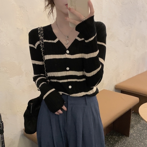 Real shot real price Korean version versatile loose and lazy style sweater soft glutinous V-neck color matching striped knitted cardigan