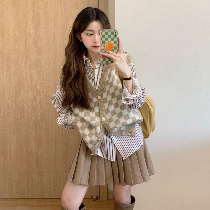 Retro fashion lattices, knitted waistcoat, salt sweetened sweater, cardigan suit, autumn 2021 new dress.