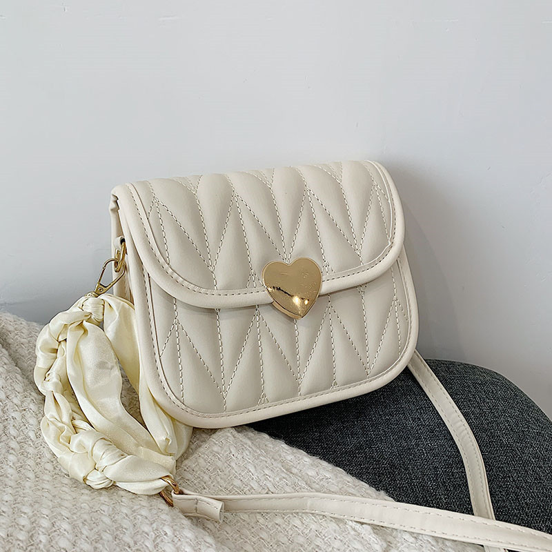 Casual messenger bag women's 2022 new fashion wrinkled chain portable bag fashion simple net red shoulder bag
