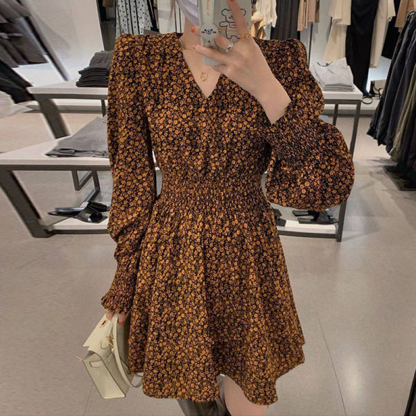 2021 spring and Autumn New Korean V-neck temperament is thin, high waist elastic and gentle floral dress long sleeve short skirt female