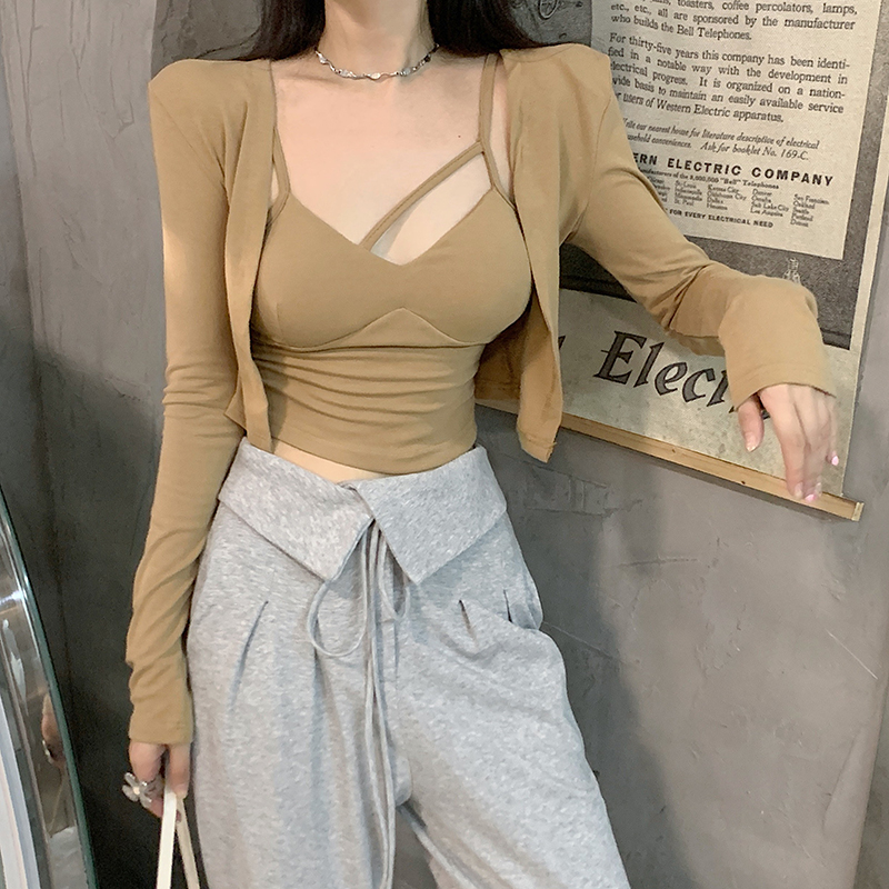 Real shot Retro Hong Kong-flavored slim cardigan + all-match two-piece set with chest pad suspenders