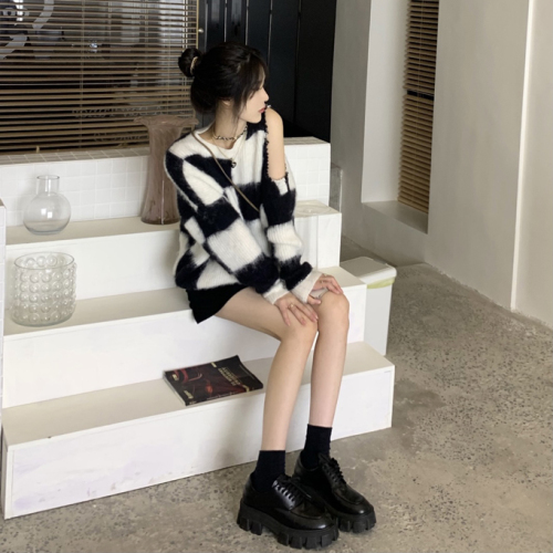 Caught in a chess game checkerboard sweater early autumn new irregular loose Pullover off shoulder top