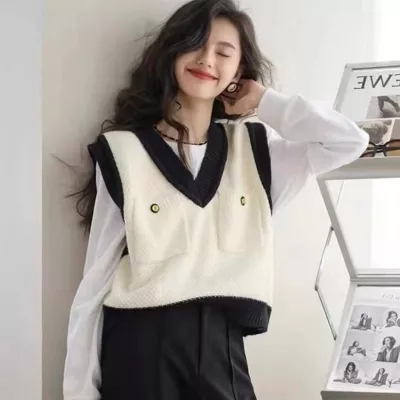 Early autumn Xiaoxiang wind contrast color retro niche design sense vest V-neck sweater vest vest women wear tops