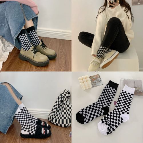 Real shooting and real price without reduction ~ Korean ins black and white chessboard lattice pure cotton socks fried Street versatile sports medium tube socks