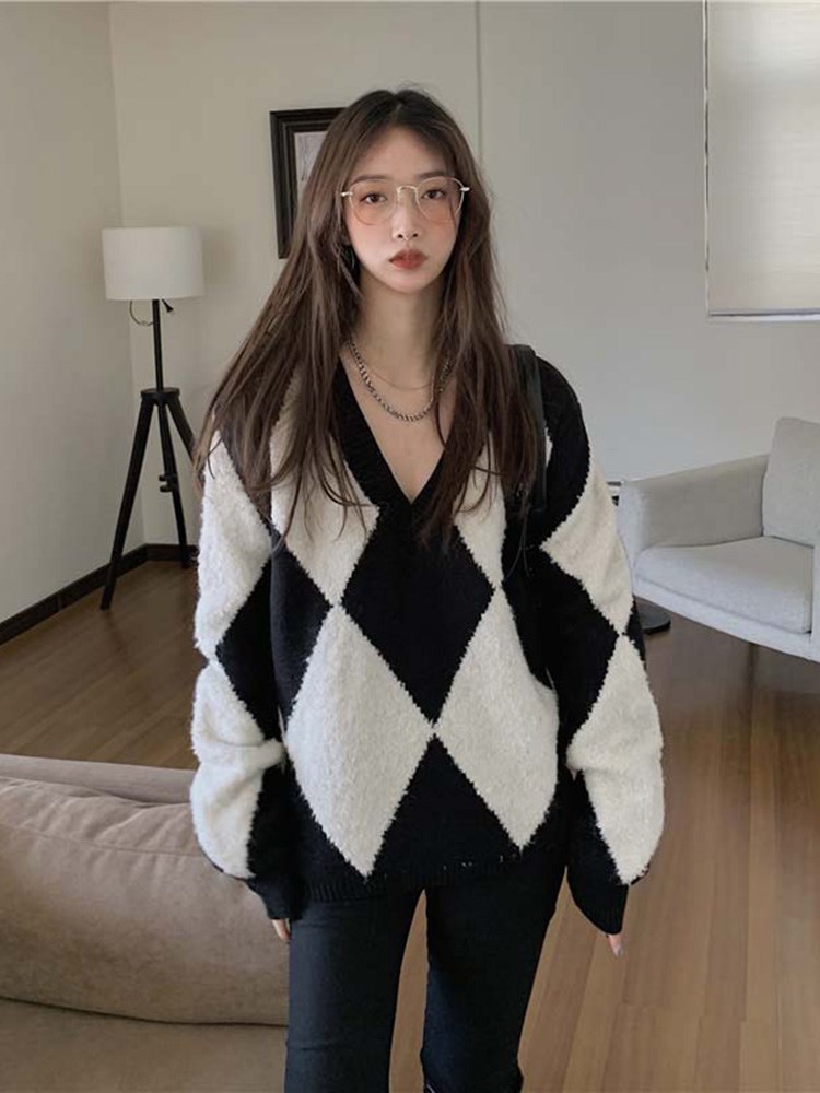 Large lazy style V-neck black and White Checkered contrast sweater for women to wear loose Korean style versatile top