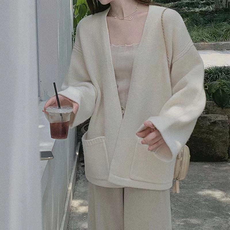 Super fairy sweater 2022 new lace bottoming shirt women's autumn and winter foreign style with knitted gentle V-neck long-sleeved shirt
