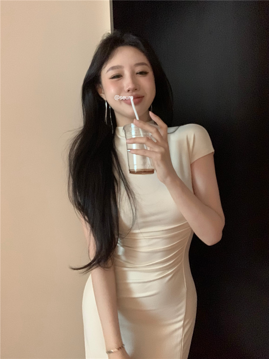 My sister’s gentle French temperament, elegant and slim long dress with slits