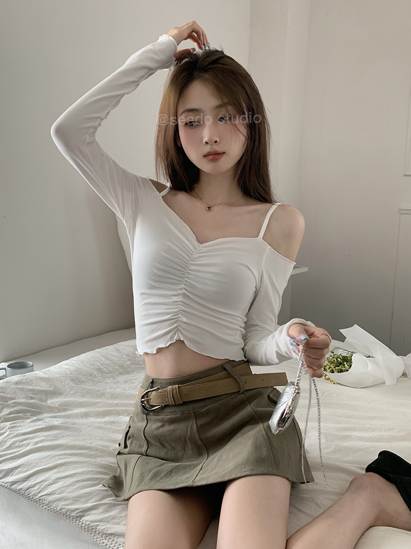 Real shooting of three standard Qi Korean version with collarbone exposed and off shoulder long sleeve T-shirt with slim fitting and navel exposed, pure Hong Kong style top