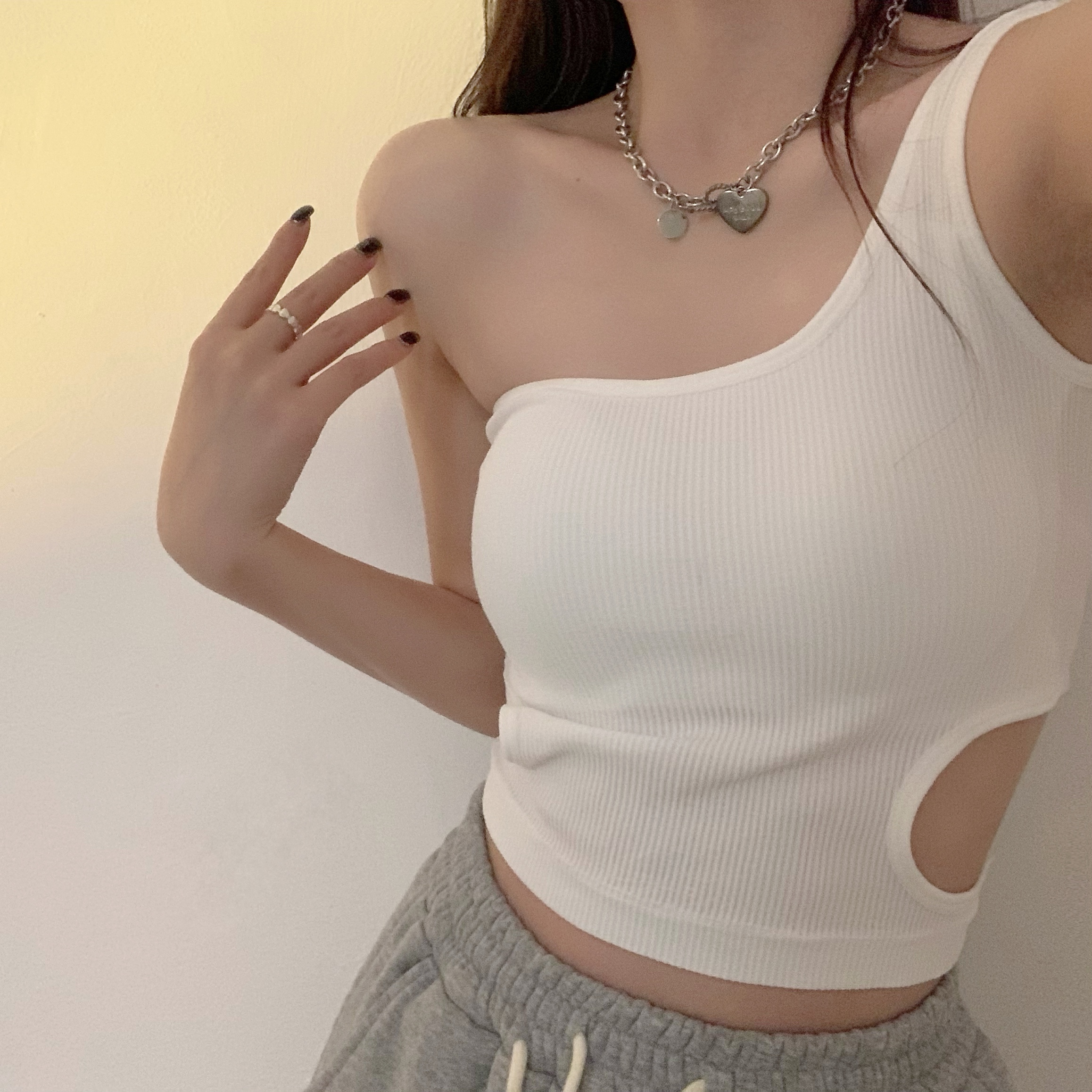 Design sense niche hollowed out sexy small suspender vest for women in summer with bra and beautiful back jacket outside
