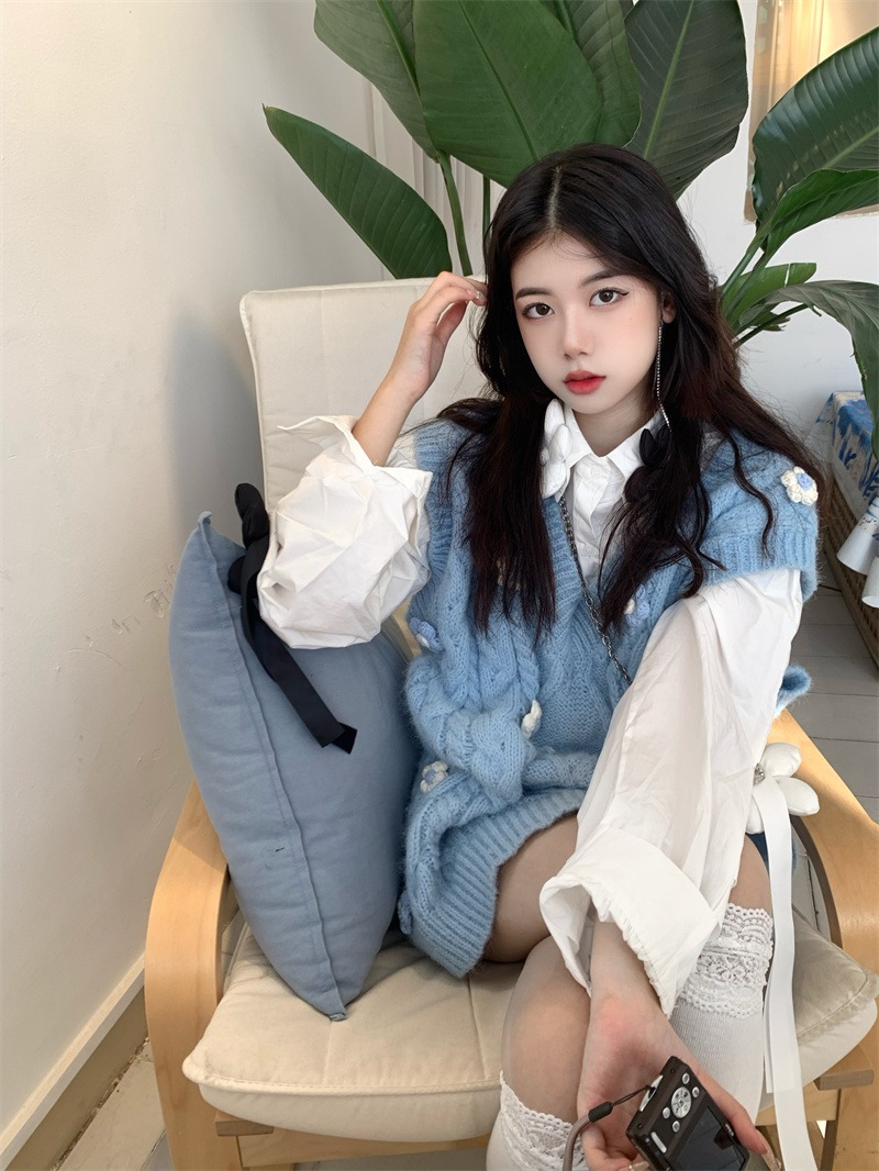 Soft blue twist V collar sweater vest vest, spring, autumn and winter design sense.