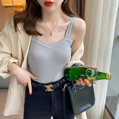 Knitted suspender women's matching small suit with bottomed vest in spring and autumn white design sense, and a small number of people wear autumn and winter tops outside