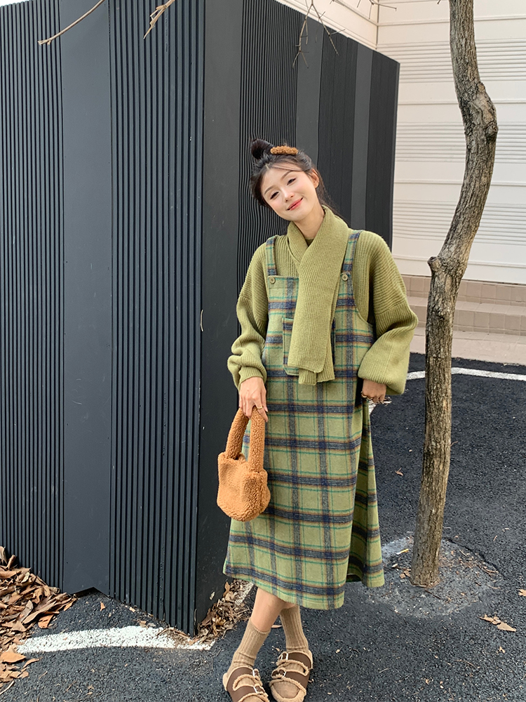 Real Price Autumn and Winter Korean Contrast Color Green Plaid Fashion Suit Suspender Skirt + Sweater to Send Scarf