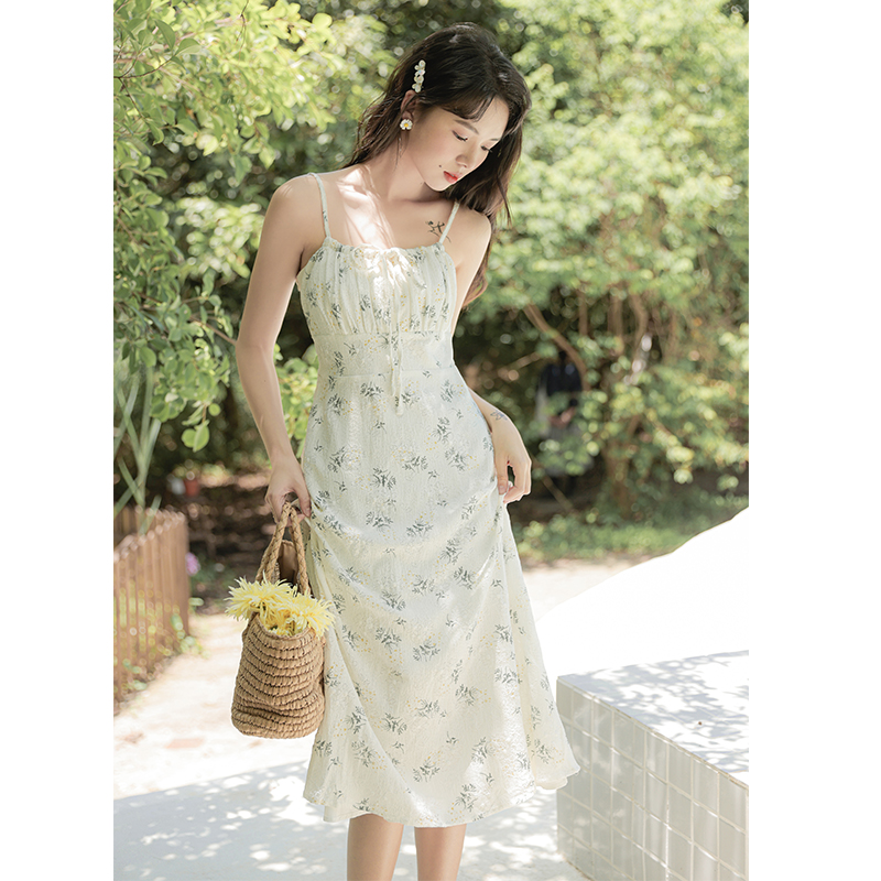 Real shot of the new ins style in the summer of 2023, small, fresh and thin, fashionable waist floral suspenders bottoming dress