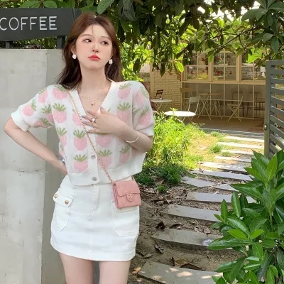 Meimei summer strawberry sour sweet light cheese sweet small fresh heavy work single breasted V-neck knitted cardigan
