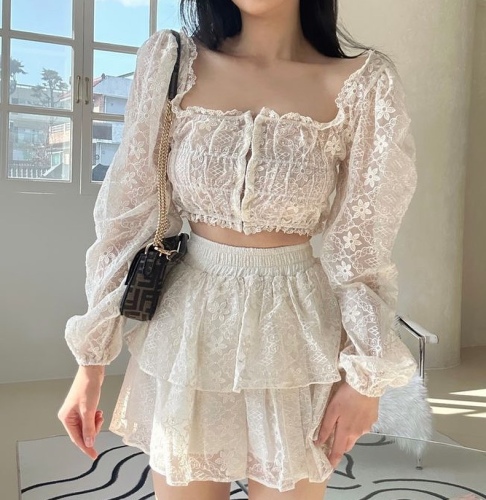 .  Korean ins heavy industry lace puff sleeve doll shirt + cake layer skirt fashion suit