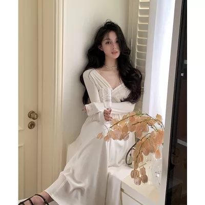 From a white V-neck knitted autumn dress 2022 long-sleeved niche design high-end long skirt