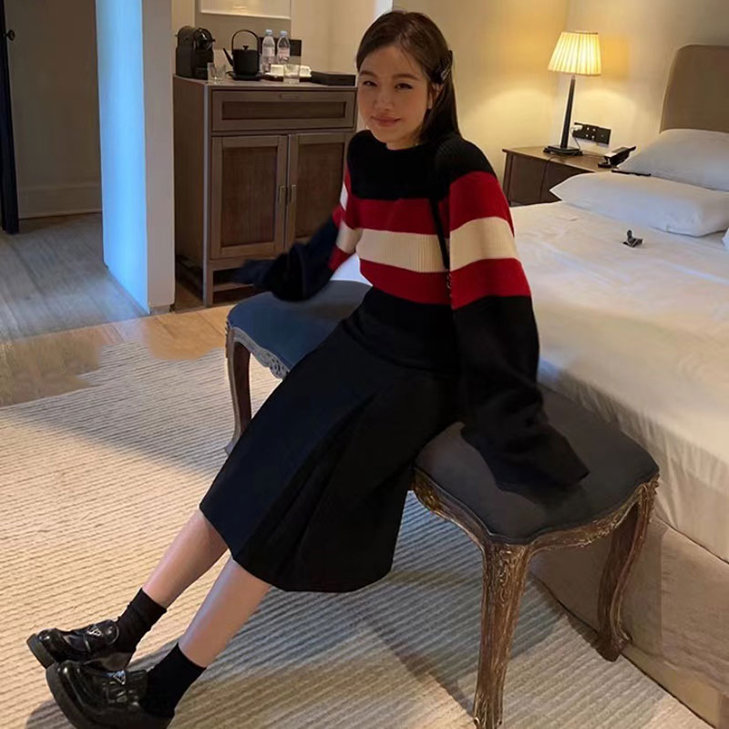 New Mario high-waisted short profile striped knitted sweater autumn and winter women's new loose round neck lazy style